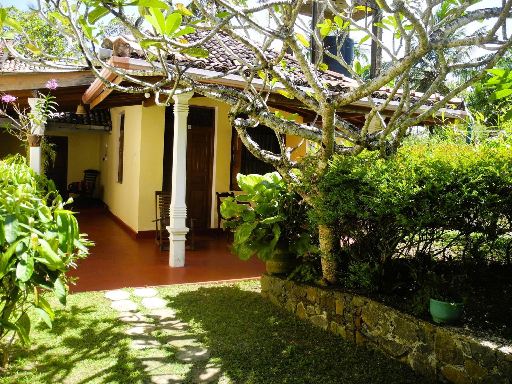 Top Of The Hill Guesthouse Weligama Bagian luar foto